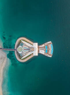 Luftaufnahme des luxuriösen Burj Al Arab Hotels in der Bucht von Dubai, V.A.E. - AAEF03198