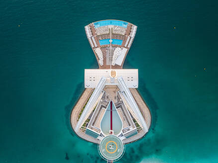 Luftaufnahme des luxuriösen Burj Al Arab Hotels in der Bucht von Dubai, V.A.E. - AAEF03201