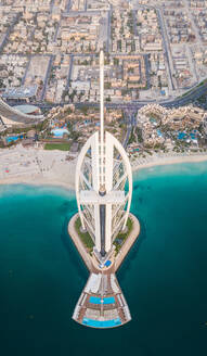 Luftaufnahme des luxuriösen Burj Al Arab Hotels in der Bucht von Dubai, V.A.E. - AAEF03202