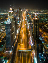 Luftaufnahme von beleuchteten Wolkenkratzern in Dubai bei Nacht, V.A.E. - AAEF03207