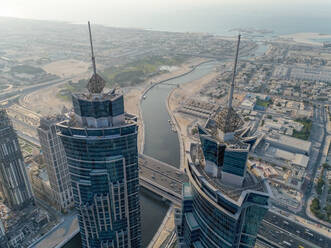 Luftaufnahme von Wolkenkratzern und Kanal in Dubai, Vereinigte Arabische Emirate. - AAEF03215