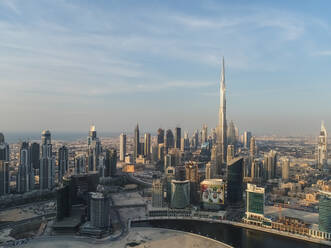 Luftaufnahme des Burj Khalifa Tower und der Wolkenkratzer in Dubai, Vereinigte Arabische Emirate. - AAEF03217
