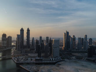 Luftaufnahme von Wolkenkratzern und Kanal in Dubai, Vereinigte Arabische Emirate. - AAEF03219