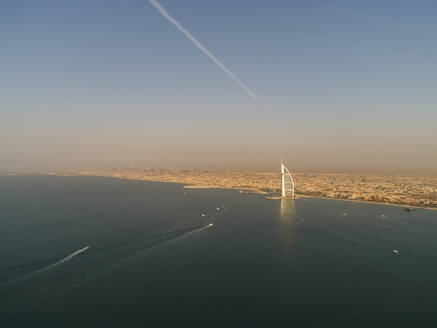Luftaufnahme des luxuriösen Burj Al Arab Hotels in Dubai, Vereinigte Arabische Emirate. - AAEF03236