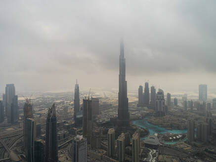 Luftaufnahme des Burj Khalifa Tower und der Wolkenkratzer an einem regnerischen Tag in Dubai, Vereinigte Arabische Emirate. - AAEF03238