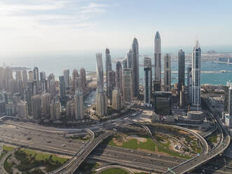 Luftaufnahme von Wolkenkratzern und dem Meer im Hintergrund in Dubai, Vereinigte Arabische Emirate. - AAEF03243