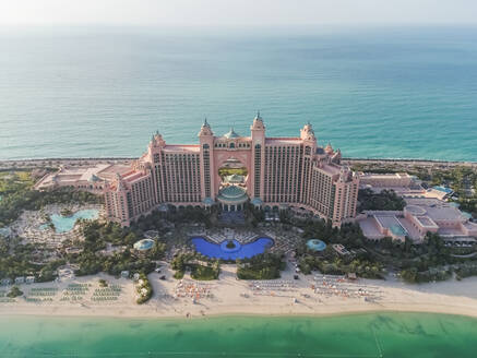 Luftaufnahme des luxuriösen Palm Jumeirah Atlantis Hotels in Dubai, Vereinigte Arabische Emirate. - AAEF03246