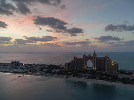 Luftaufnahme des luxuriösen Palm Jumeirah Atlantis Hotels bei Nacht in Dubai, Vereinigte Arabische Emirate. - AAEF03248