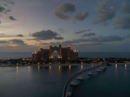 Luftaufnahme des luxuriösen Palm Jumeirah Atlantis Hotels und der Einschienenbahn bei Nacht in Dubai, Vereinigte Arabische Emirate. - AAEF03249