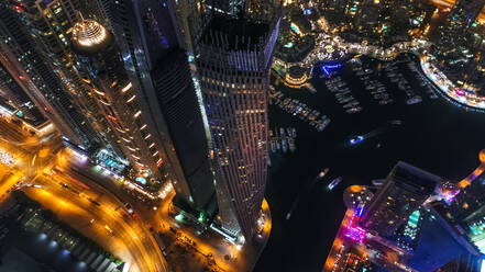 Luftaufnahme von beleuchteten Wolkenkratzern bei Nacht in Dubai, Vereinigte Arabische Emirate. - AAEF03257