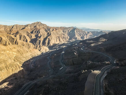 Luftaufnahme des Felsengebirges Jebel Jais in Ras Al Khaimah, Vereinigte Arabische Emirate. - AAEF03290