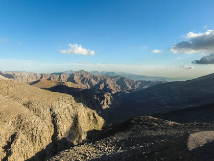 Luftaufnahme des Felsengebirges Jebel Jais in Ras Al Khaimah, Vereinigte Arabische Emirate. - AAEF03291