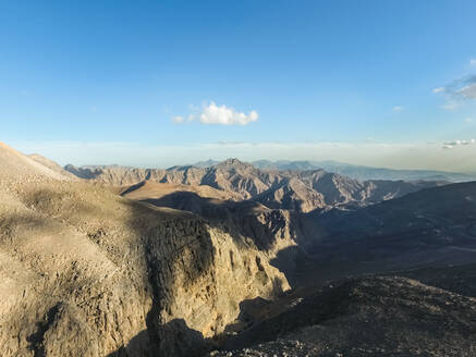 Luftaufnahme des Felsengebirges Jebel Jais in Ras Al Khaimah, Vereinigte Arabische Emirate. - AAEF03292