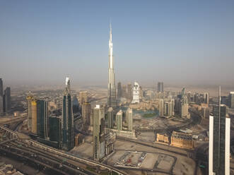Luftaufnahme des Burj Khalifa-Turms und der Wolkenkratzer in Dubai, Vereinigte Arabische Emirate. - AAEF03295