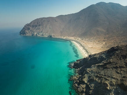 Luftaufnahme der felsigen Berge der Bucht von Khor Fakkan, Vereinigte Arabische Emirate. - AAEF03302