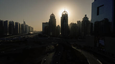 Luftaufnahme von Wolkenkratzern, die die Sonne in Dubai, Vereinigte Arabische Emirate, verdecken. - AAEF03306