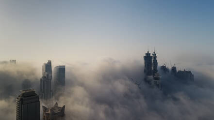 Luftaufnahme von Wolkenkratzern in den Wolken in Dubai, Vereinigte Arabische Emirate. - AAEF03310