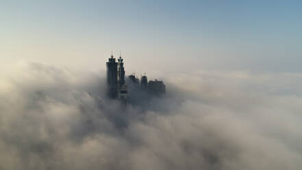 Luftaufnahme von Wolkenkratzern in den Wolken in Dubai, Vereinigte Arabische Emirate. - AAEF03311