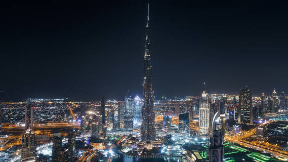 Luftaufnahme des nachts beleuchteten Burj Khalifa-Turms in Dubai, Vereinigte Arabische Emirate. - AAEF03322