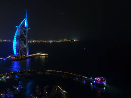 Luftaufnahme des luxuriösen Burj Al Arab Hotels bei Nacht in Dubai, Vereinigte Arabische Emirate. - AAEF03324