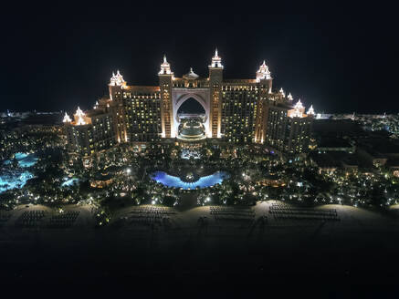 Luftaufnahme des luxuriösen Palm Jumeirah Atlantis Hotels bei Nacht in Dubai, Vereinigte Arabische Emirate. - AAEF03330