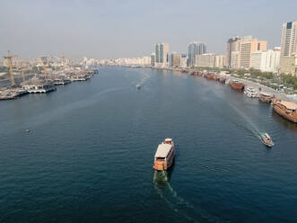 Luftaufnahme einer hölzernen Dhau im Dubai-Kanal, Vereinigte Arabische Emirate. - AAEF03336