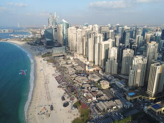 Panoramablick auf Wolkenkratzer und die Bucht von Dubai, Vereinigte Arabische Emirate. - AAEF03350