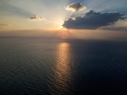 Luftaufnahme des Sonnenuntergangs von The Palm Jumeirah in Dubai, Vereinigte Arabische Emirate. - AAEF03352