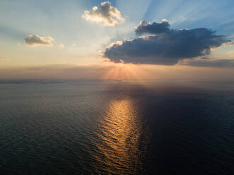 Luftaufnahme des Sonnenuntergangs von The Palm Jumeirah in Dubai, Vereinigte Arabische Emirate. - AAEF03353