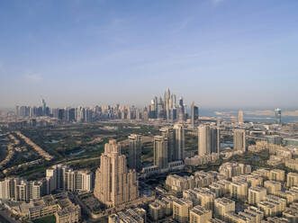 Luftaufnahme von Wolkenkratzern und dem Emirates Hills Park in Dubai, Vereinigte Arabische Emirate. - AAEF03360