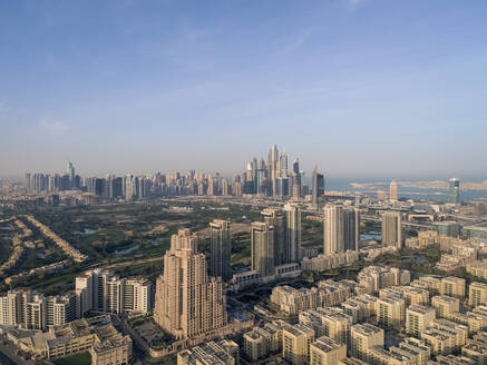Luftaufnahme von Wolkenkratzern und dem Emirates Hills Park in Dubai, Vereinigte Arabische Emirate. - AAEF03360