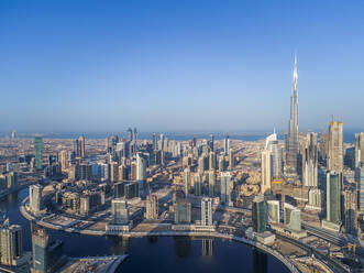 Luftaufnahme des Burj Khalifa Tower, der Wolkenkratzer und des Kanals in Dubai, Vereinigte Arabische Emirate. - AAEF03361