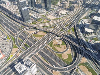 Luftaufnahme der Traffic Line in Dubai, Vereinigte Arabische Emirate. - AAEF03363
