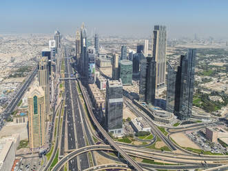 Luftaufnahme der Traffic Line in Dubai, Vereinigte Arabische Emirate. - AAEF03364