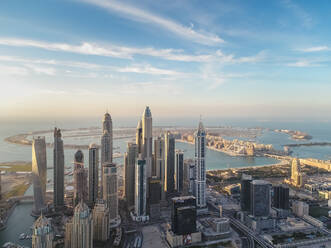 Luftaufnahme von Wolkenkratzern und der Palm Jumeirah im Hintergrund in Dubai, Vereinigte Arabische Emirate. - AAEF03370