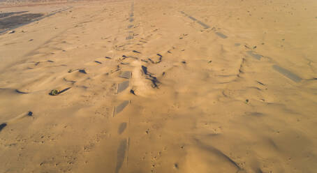 Luftaufnahme einer mit Sand bedeckten Schnellstraße in der Wüste von Dubai, Vereinigte Arabische Emirate. - AAEF03380