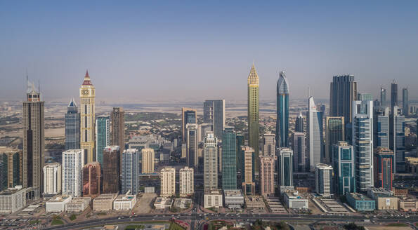 Luftaufnahme von Wolkenkratzern in Dubai, Vereinigte Arabische Emirate. - AAEF03383