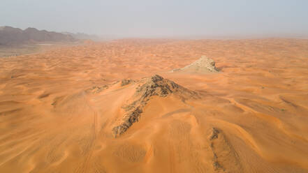 Luftaufnahme der Camel Rock Desert Safari in den Vereinigten Arabischen Emiraten. - AAEF03385