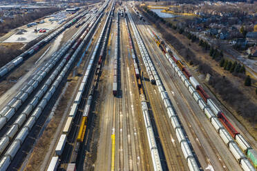 Luftaufnahme von Eisenbahnwaggons, die in einem Verschiebebahnhof in Aurora, IL - USA, warten - AAEF03404