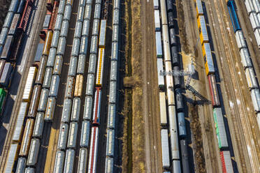 Luftaufnahme von Eisenbahnwaggons, die in einem Verschiebebahnhof in Aurora, IL - USA, warten - AAEF03406