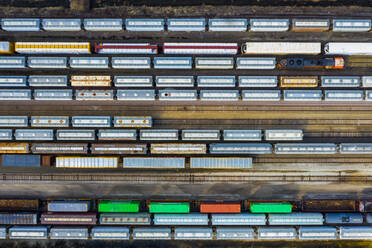 Luftaufnahme von Eisenbahnwaggons, die in einem Verschiebebahnhof in Aurora, IL - USA, warten - AAEF03408