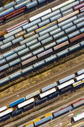 Luftaufnahme von Eisenbahnwaggons, die in einem Verschiebebahnhof in Aurora, IL - USA, warten - AAEF03409