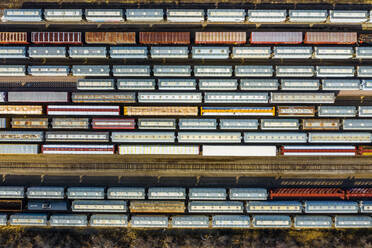 Luftaufnahme von Eisenbahnwaggons, die in einem Verschiebebahnhof in Aurora, IL - USA, warten - AAEF03413