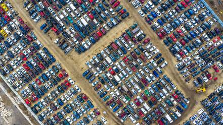 Luftaufnahme von Reihen alter Autos, die auf einem Schrottplatz versammelt sind und darauf warten, wegen ihrer wiederverwendbaren Teile recycelt zu werden, Aurora, IL, USA. - AAEF03416