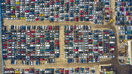 Luftaufnahme von Reihen alter Autos, die auf einem Schrottplatz versammelt sind und darauf warten, wegen ihrer wiederverwendbaren Teile recycelt zu werden, Aurora, IL, USA. - AAEF03417