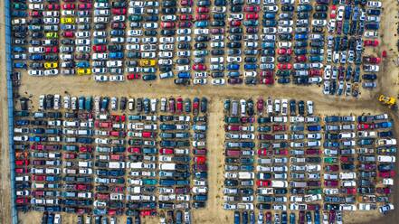 Luftaufnahme von Reihen alter Autos, die auf einem Schrottplatz versammelt sind und darauf warten, wegen ihrer wiederverwendbaren Teile recycelt zu werden, Aurora, IL, USA. - AAEF03418