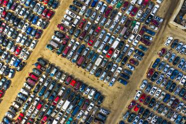 Luftaufnahme von Reihen alter Autos, die auf einem Schrottplatz versammelt sind und darauf warten, wegen ihrer wiederverwendbaren Teile recycelt zu werden, Aurora, IL, USA. - AAEF03419