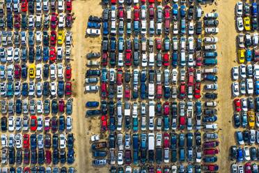 Luftaufnahme von Reihen alter Autos, die auf einem Schrottplatz versammelt sind und darauf warten, wegen ihrer wiederverwendbaren Teile recycelt zu werden, Aurora, IL, USA. - AAEF03421