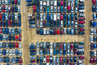 Luftaufnahme von Reihen alter Autos, die auf einem Schrottplatz versammelt sind und darauf warten, wegen ihrer wiederverwendbaren Teile recycelt zu werden, Aurora, IL, USA. - AAEF03423