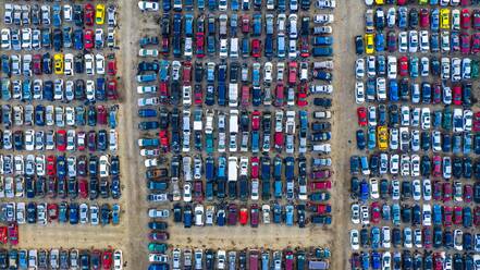 Luftaufnahme von Reihen alter Autos, die auf einem Schrottplatz versammelt sind und darauf warten, wegen ihrer wiederverwendbaren Teile recycelt zu werden, Aurora, IL, USA. - AAEF03424